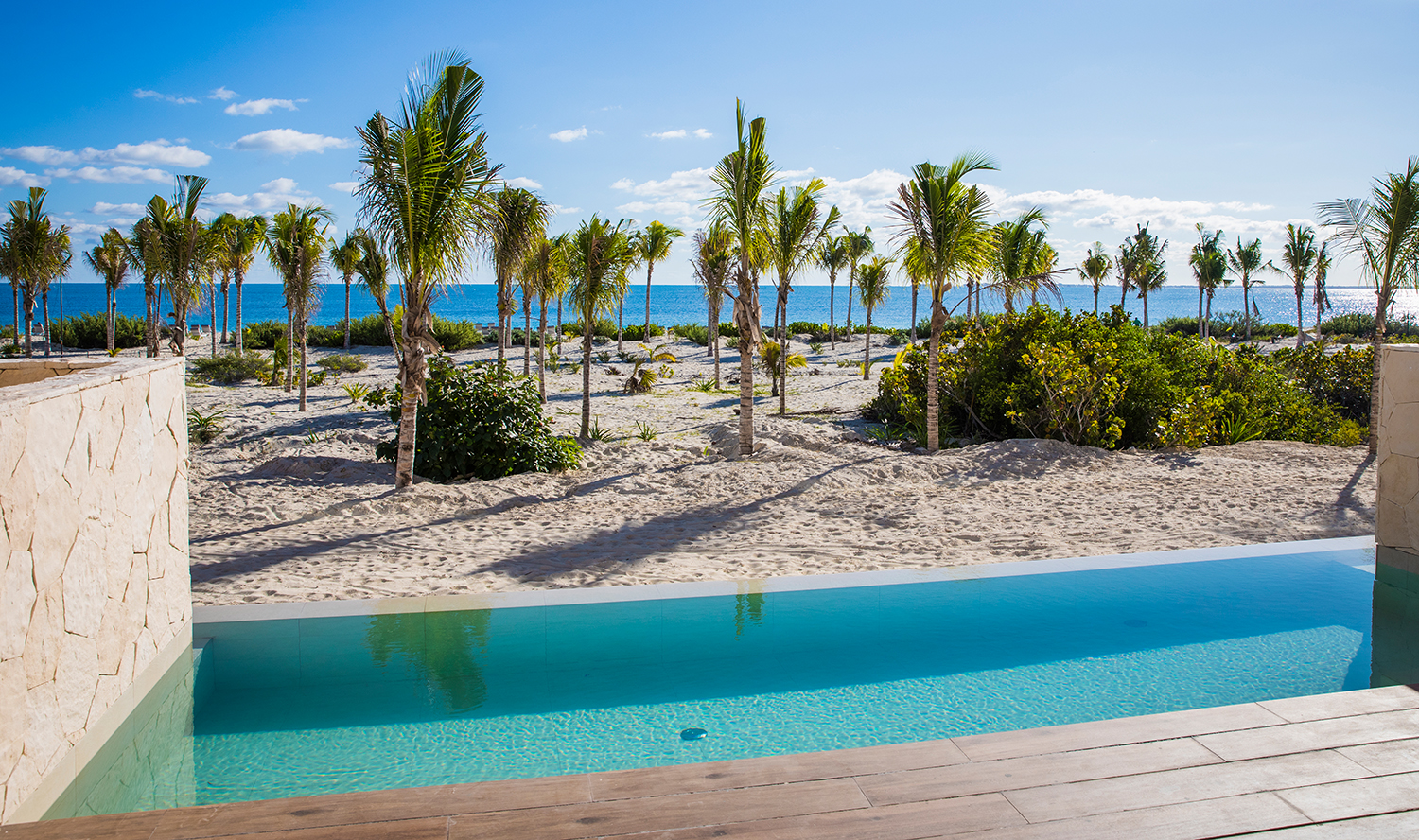 MECM_Swim-Up-Suite-Ocean-Front_Pool