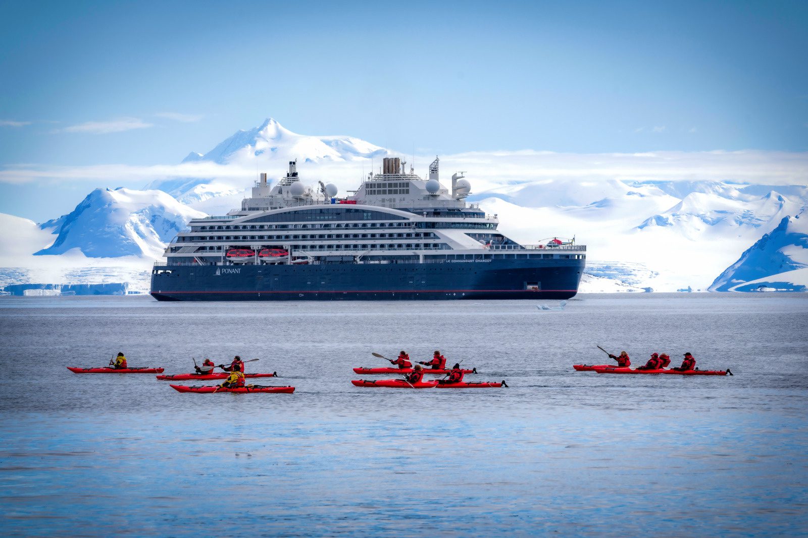 No-62_Antarctica -KAYAK-Explore to inspire-Le Commandant Charcot ©StudioPONANT-Romain Farge