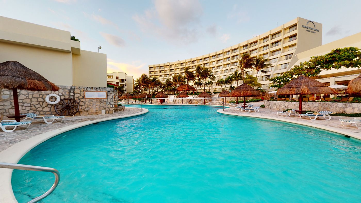 cun-grand-park-royal-pool-01