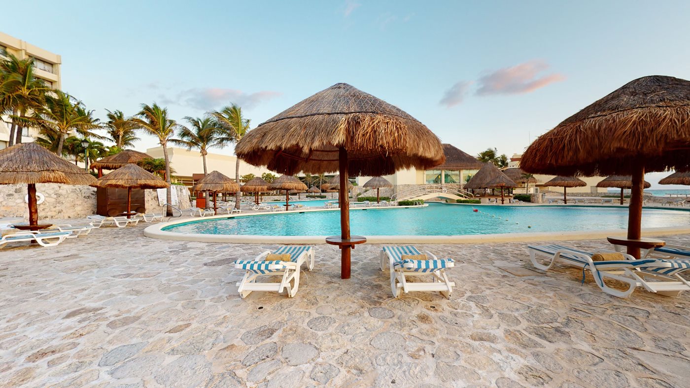 cun-grand-park-royal-pool-02