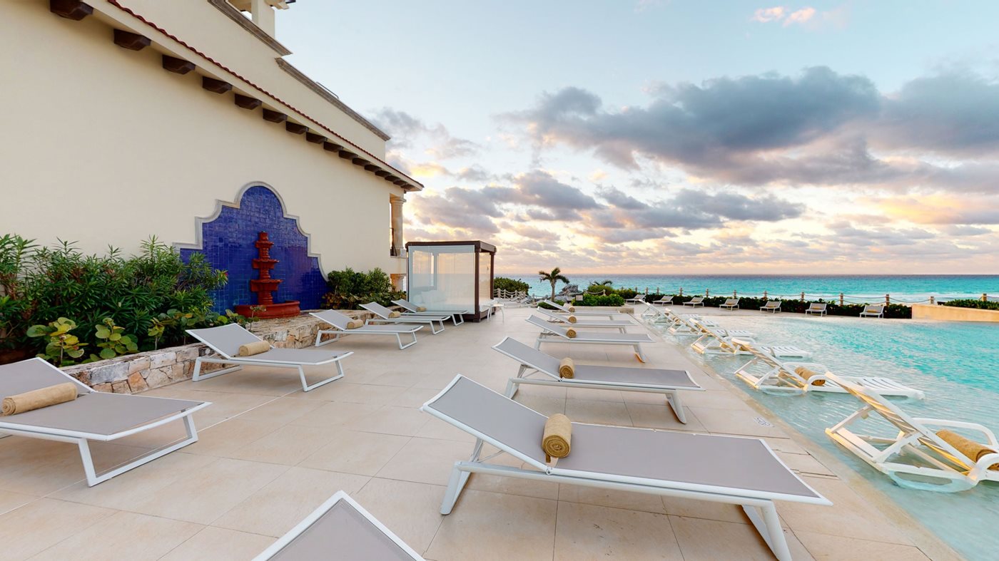 cun-grand-park-royal-pool-premier-02