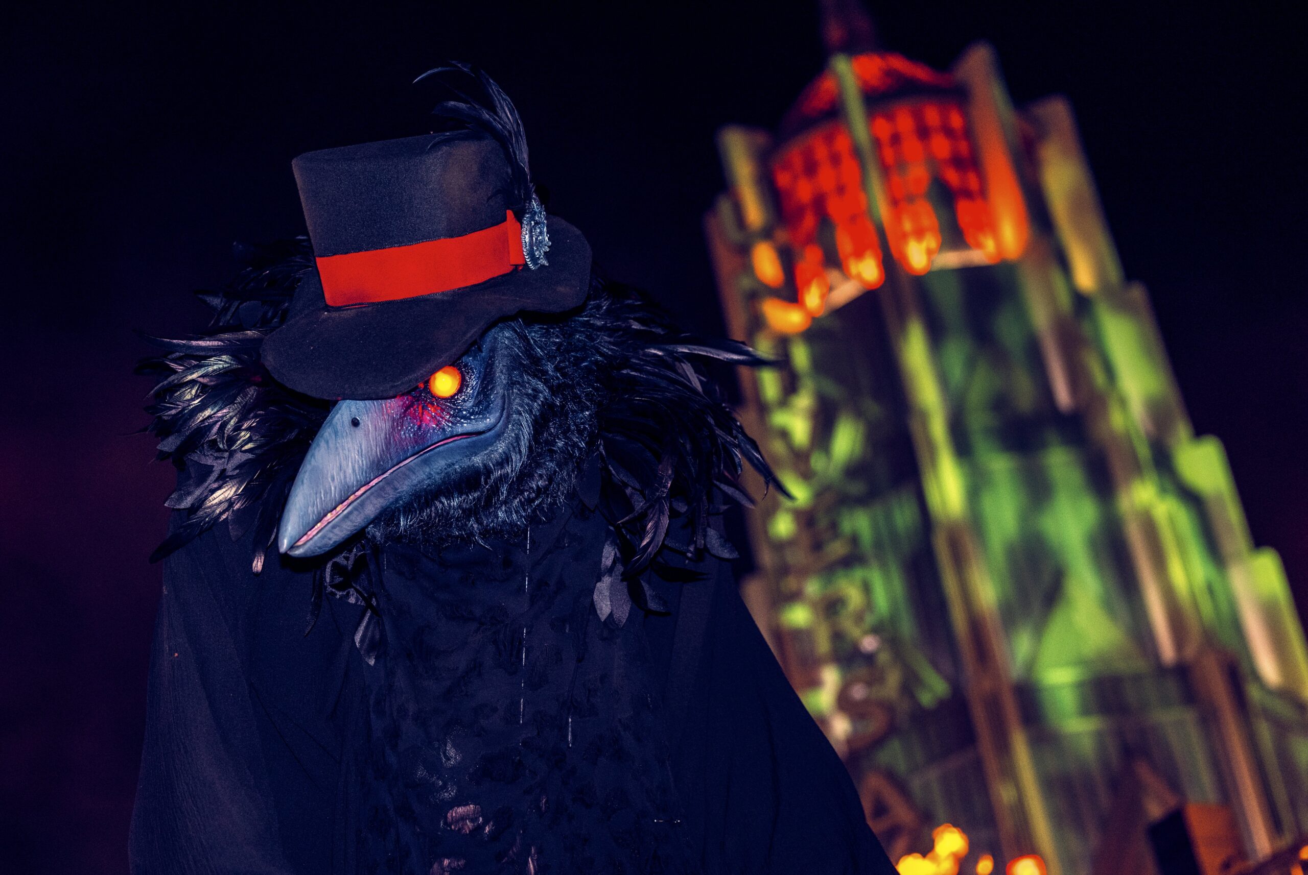 2023-Universal-HHN-Scareactors-Crow-Walker-010-min