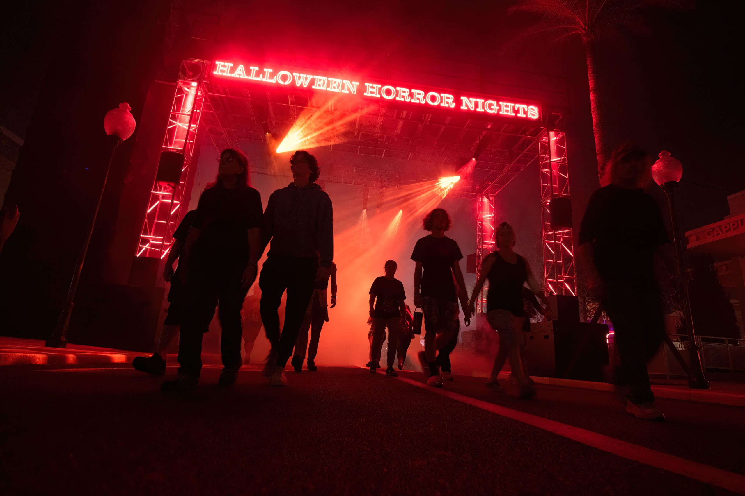 HHN24-Hero-ParkEntrance-RG39246-RET-min