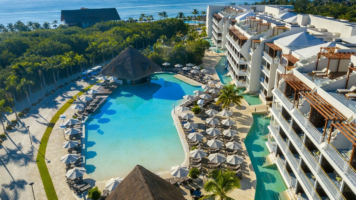 Plage et piscine dans la Riviera Maya